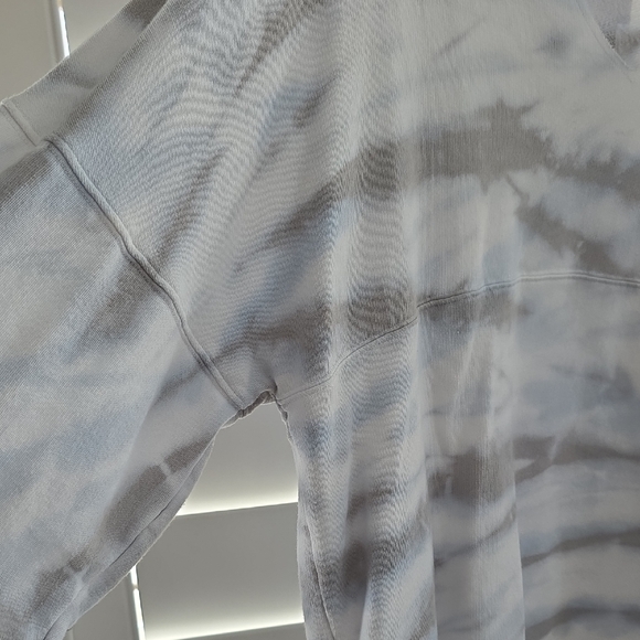 PINK Victoria's Secret Blue and White V-Neck Shirt - Picture 4 of 10